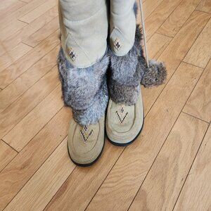 Muks - Manitobah Snowy Owl Mukluk Oak Suede Comfort - size 8